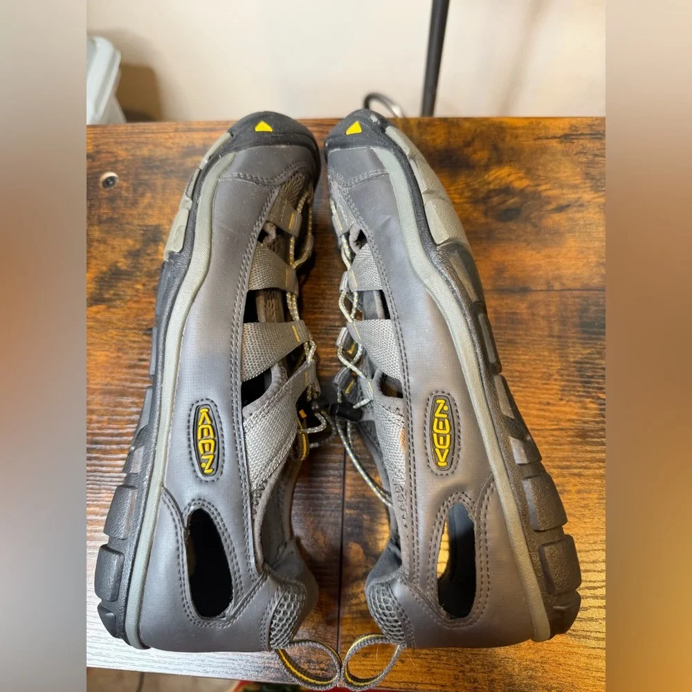 KEEN Men's Outdoor Sandals Grey Bumper Toe Bungee Cinch Lacing Size 9.5